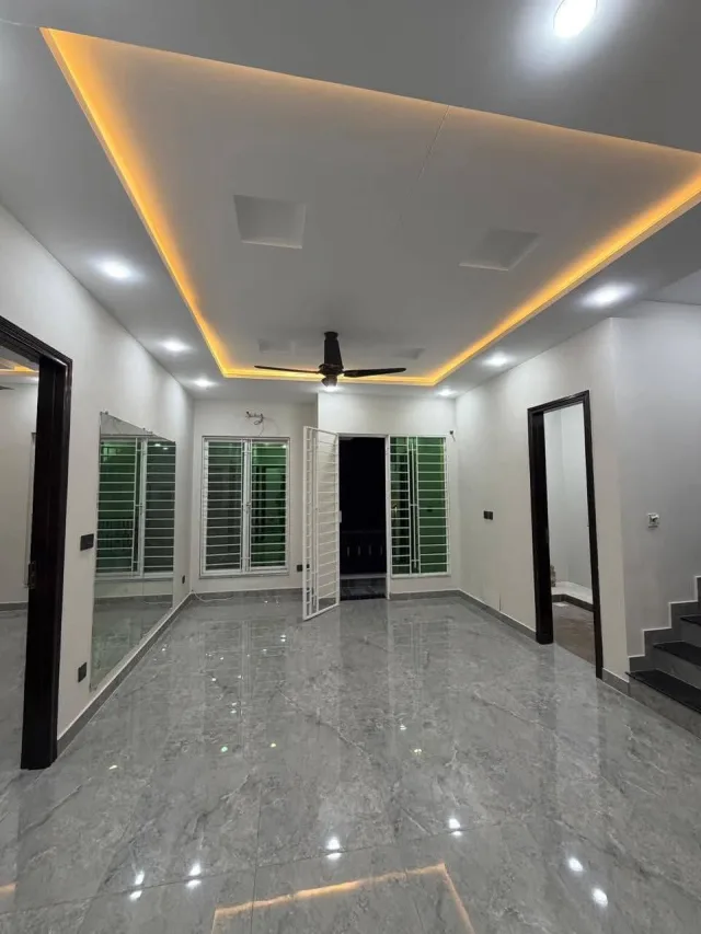 𝐂𝐎𝐑𝐍𝐄𝐑 | 𝐏𝐀𝐑𝐊 𝐅𝐀𝐂𝐈𝐍𝐆 | 𝟔.𝟓 𝐌𝐀𝐑𝐋𝐀  for rent